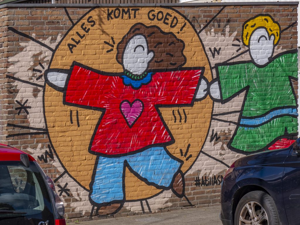 Het werk is een vorm van CoronArt: ontworpen en toegepast tijdens de eerste coronagolf. De woorden "Alles komt goed" zijn een blijvende herinnering aan deze pandemie. Deze illustraties zijn gemaakt met kinderen uit de buurt waar Atilla opgroeide. De manier waarop alles is ingekleurd is ook de manier waarop de kinderen het deden. Het voelde goed voor de kunstenaar om iets terug te geven aan zijn buurt.