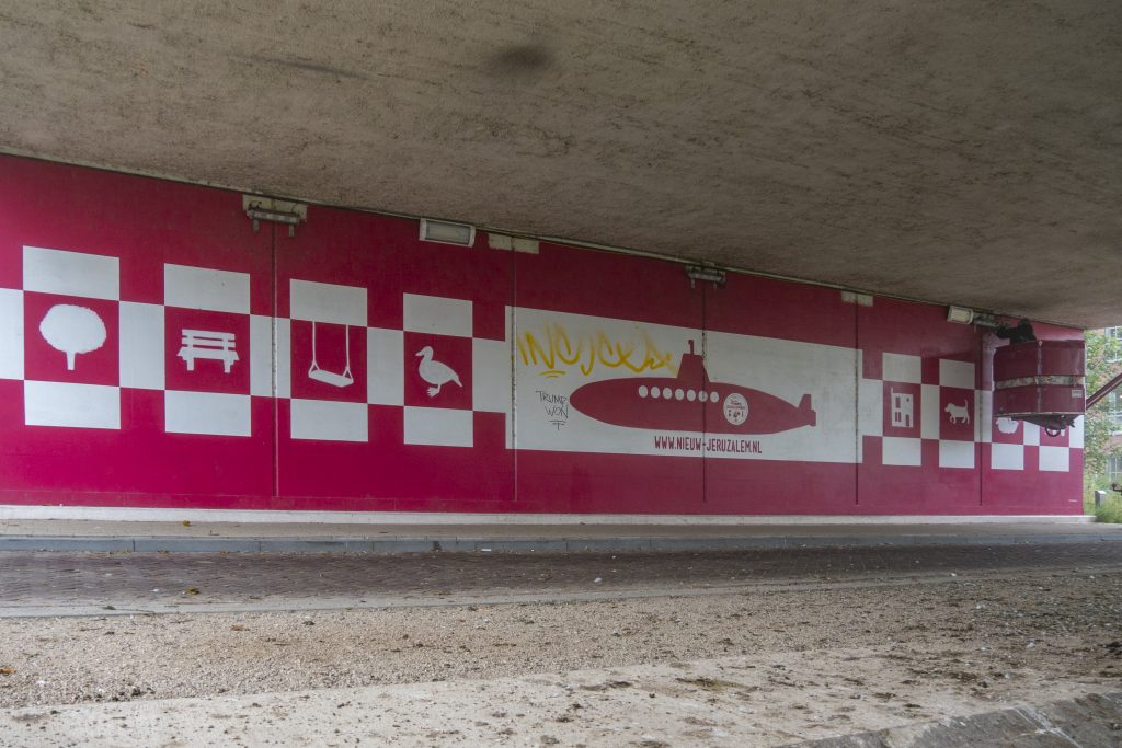 De weg onder het viaduct is een belangrijke verkeersroute van en naar de stad. Boten op weg naar de Piushavenpas en het pad ernaast wordt gebruikt door veel fietsers die uit de wijk Nieuw Jeruzalem komen en op weg zijn naar het stadscentrum. Het kunstwerk ronde de renovatie van de wijk Nieuw Jeruzalem af en moest weerspiegelen en passen bij de nieuwe huisstijl van de wijk.