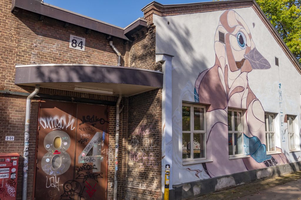 Het hele gebouw is beschilderd met de Vlaamse gaaien.