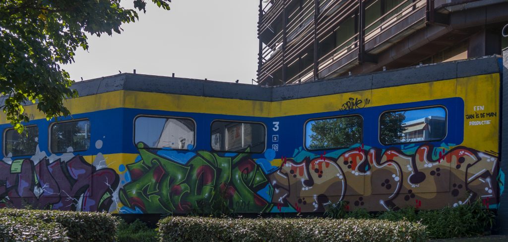 Het blauwe pand waar vroeger Sociale Dienst was gevestigd. Hij maakte van het gebouw een trein, verwijzend naar een van de favoriete objecten die graffitikunstenaars als canvas gebruiken.