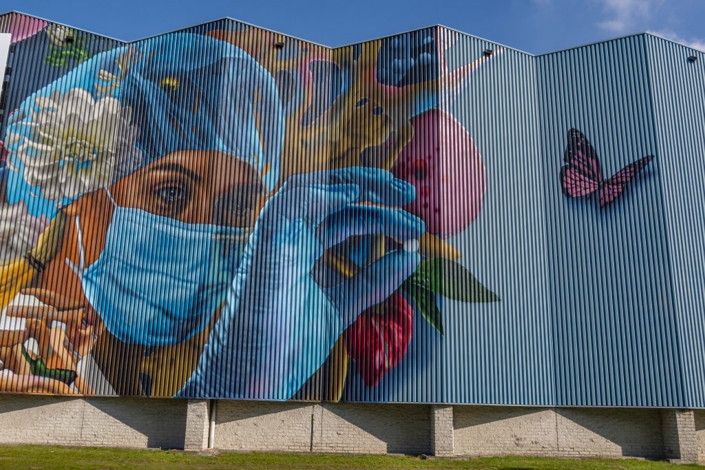 In haar ontwerp staat de natuur als basis van de geneeskunde centraal. Met op de achtergrond een boom die zijn takken over het hele kunstwerk spreidt. De drie mensen symboliseren onderzoek, ontwikkeling en productie. In het kunstwerk zitten tal van details verstopt. Van bloemetjes en bijtjes tot rode bloedcellen. En van een foetus tot een menselijk hart dat aan een tak groeit.