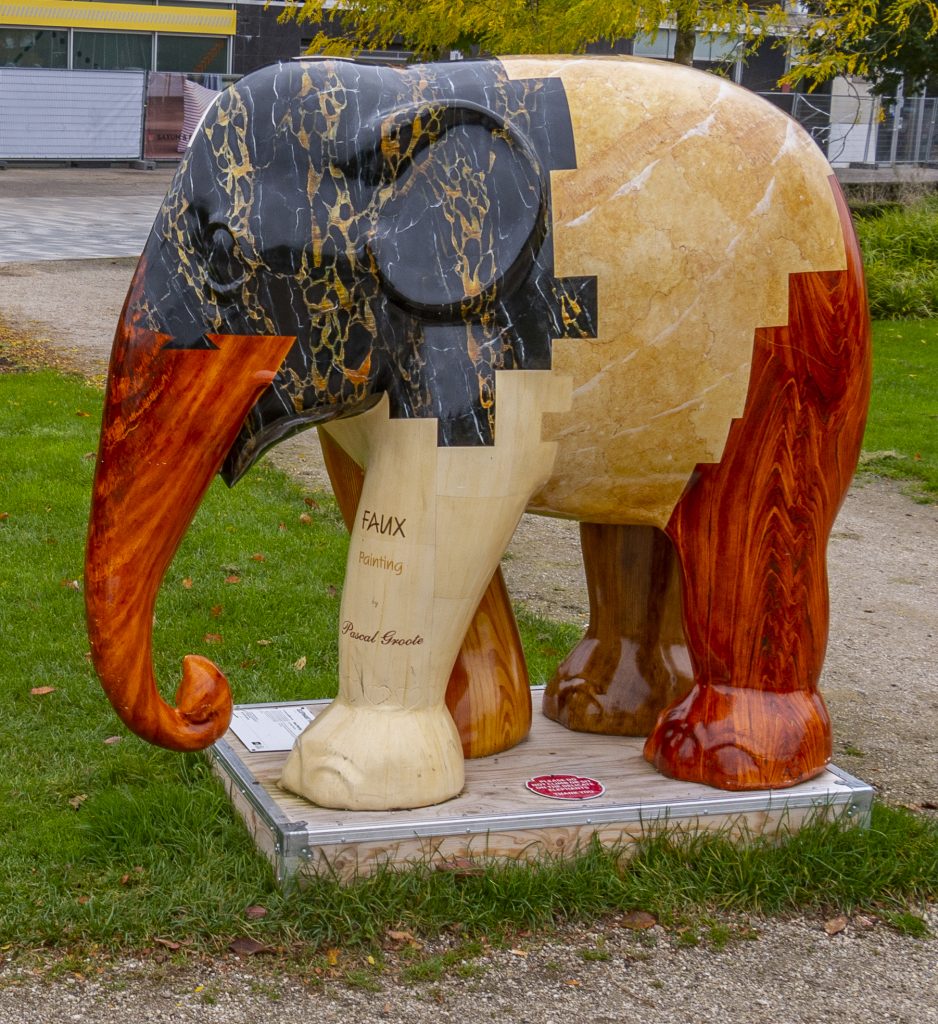 FAUX PAINTING
- Pascal Groote
"Net als veel oude schildertechnieken wordt de olifant bedreigd met uitsterven. Beide zijn cultureel erfgoed en dat moeten we beschermen."