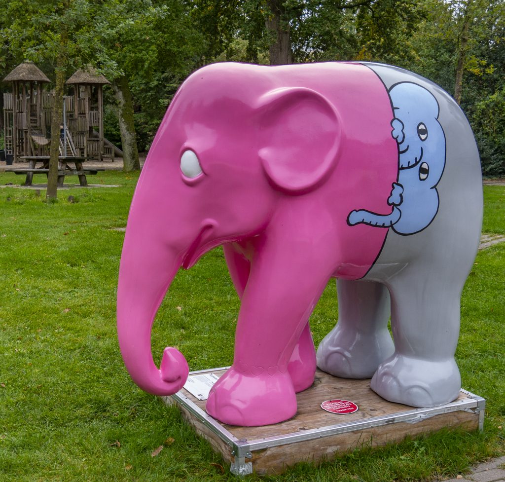 PEEPING BLUE ONE
- Soju Tanaka
Iemand gluurt uit het spleetje van de olifant. Kijkend naar ons. Hij ziet eruit als een olifant, maar er is iets vreemds aan de dag. Echt een olifant? Het maakt niet uit. We zien net een blauw wezen uit de gleuf van de olifant.