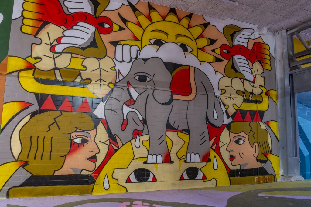 In Colombia geboren, maar in Nederland gevestigde straatkunstenaar Fernando Leon. Het gaat om een interessante stijl van surrealistisch illustratiegedreven werk te laten zien dat een groot aantal personages in een minimaal verdoofd kleurenpalet presenteert.