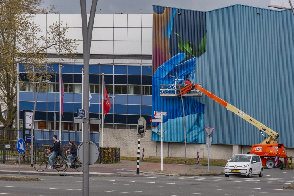 In haar ontwerp staat de natuur als basis van de geneeskunde centraal. Met op de achtergrond een boom die zijn takken over het hele kunstwerk spreidt. De drie mensen symboliseren onderzoek, ontwikkeling en productie. In het kunstwerk zitten tal van details verstopt. Van bloemetjes en bijtjes tot rode bloedcellen. En van een foetus tot een menselijk hart dat aan een tak groeit.