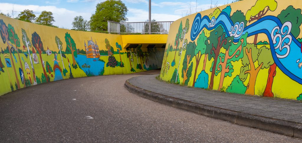 “Een reis door Ruurlo”.
De kunstuitingen betreffen daarom beeldbepalende elementen uit Ruurlo, het natuurlijk- en agrarisch landschap en toeristische attracties.