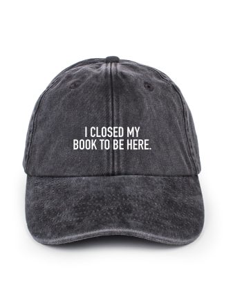 i closed my book to be here, book lover pet, boekenliefhebber cap, reading cap, boeken quote pet, bookish merchandise, cadeau voor boekenwurm, cadeau voor lezer, bibliotheek outfit accessoires, cozy reader cap, unisex boeken pet, verstelbare cap, literaire statement pet, reader life accessoires, boekenkast vibes, romance reader cap, fantasy lover pet, thriller lezer merchandise, booktok accessoires, trendy quote pet, book addict cap