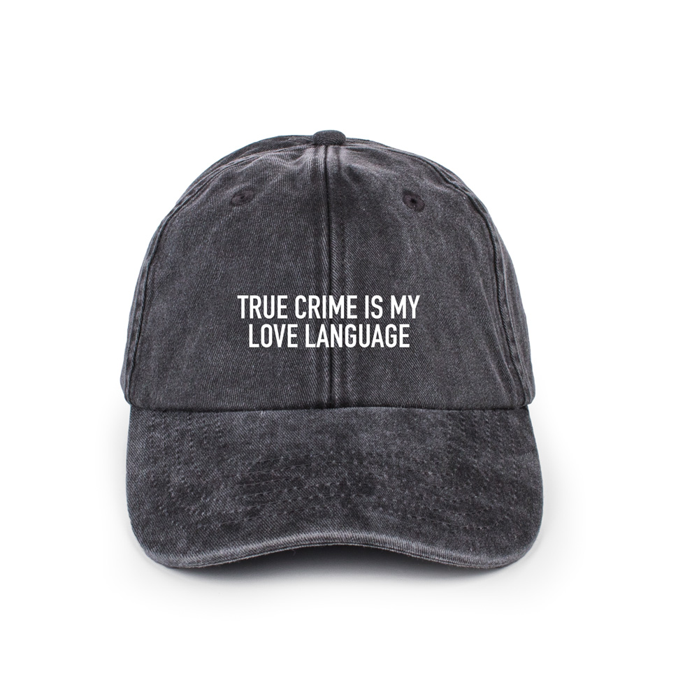 true crime is my love language, true crime pet, true crime cap, true crime fan merchandise, misdaad podcast pet, crime lover cap, detective pet, cold case cap, mystery quote pet, podcast lover merchandise, unisex true crime pet, verstelbare cap, trendy statement pet, cadeau voor true crime fan, cadeau voor podcast liefhebber, misdaad documentaire fan, crime junkie pet, thriller lover cap, spooky accessoires, humoristische crime pet, statement cap met quote