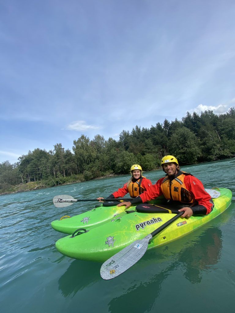 Happy kayakers on a beginner whitewater kayaking course in Heidal 