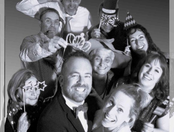 groepsfoto De Bruiloft Selene’s Garden speelt op De Bruiloft van Bertholt Brecht