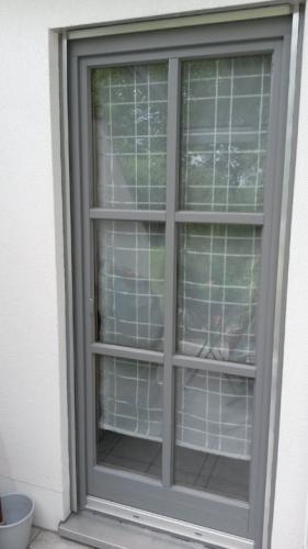 Fertige Fenster in grau