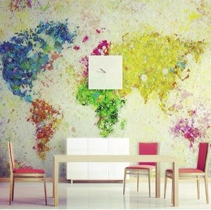 Färgglad världskarta på väggen - Malin inredare