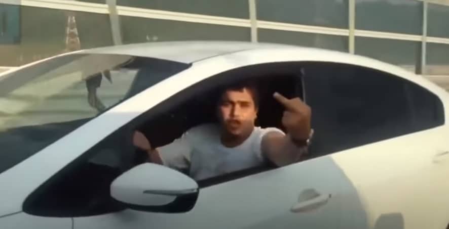 Mafketel gaat loco in het verkeer, karma pakt hem (en z'n smartphone) snoeihard 3 mafketel