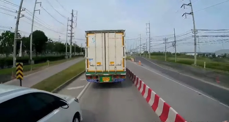 Auto duelleert met truck om rijstrook maar rijdt zichzelf vooral in de vernieling (video) 3 rijvak