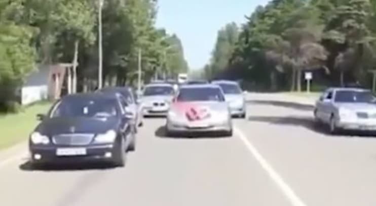 Vrachtwagen rijdt keihard in op trouwstoet die ganse weg inpalmt