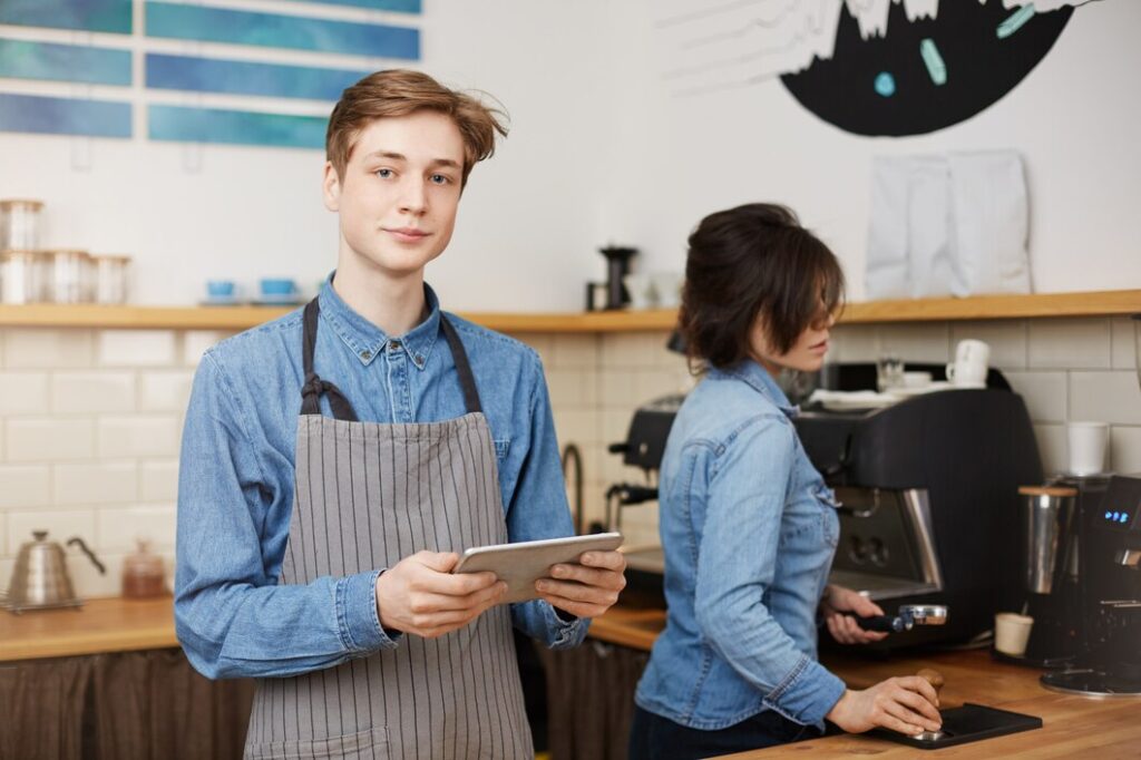 Grote wijzigingen voor Vlaamse jobstudenten: wat betekent dit voor hun portemonnee én die van hun ouders? 3 male barista taking order holding tab female barista making coffee 176420 7874