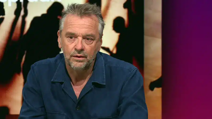 Aangeslagen Tom Waes reageert op veroordeling én spreekt over zijn verleden 2 Tom Waes