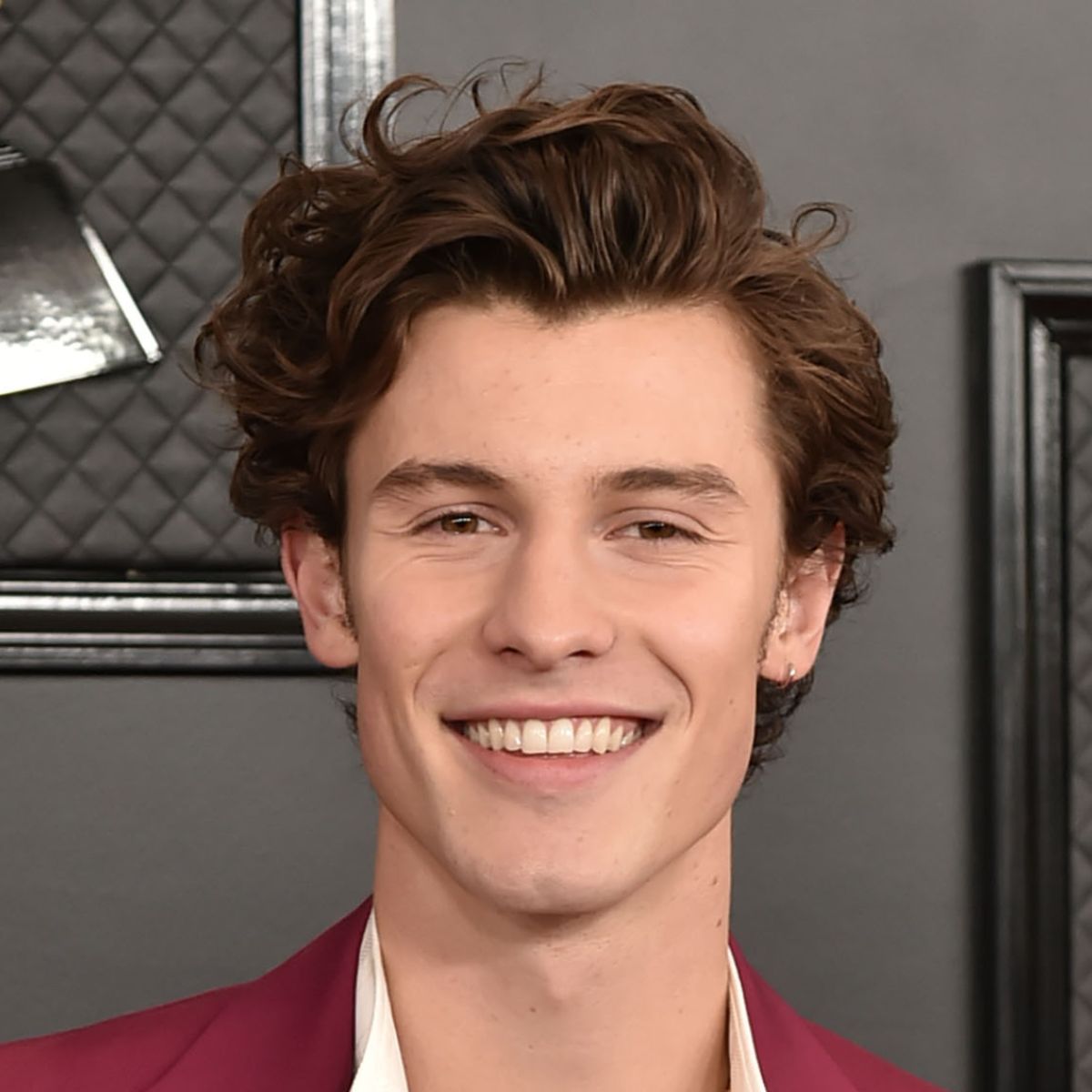 shawn-mendes-hair-medium-length-curly-hair-hairstyle-haircut-man-for-himself-ft.jpg