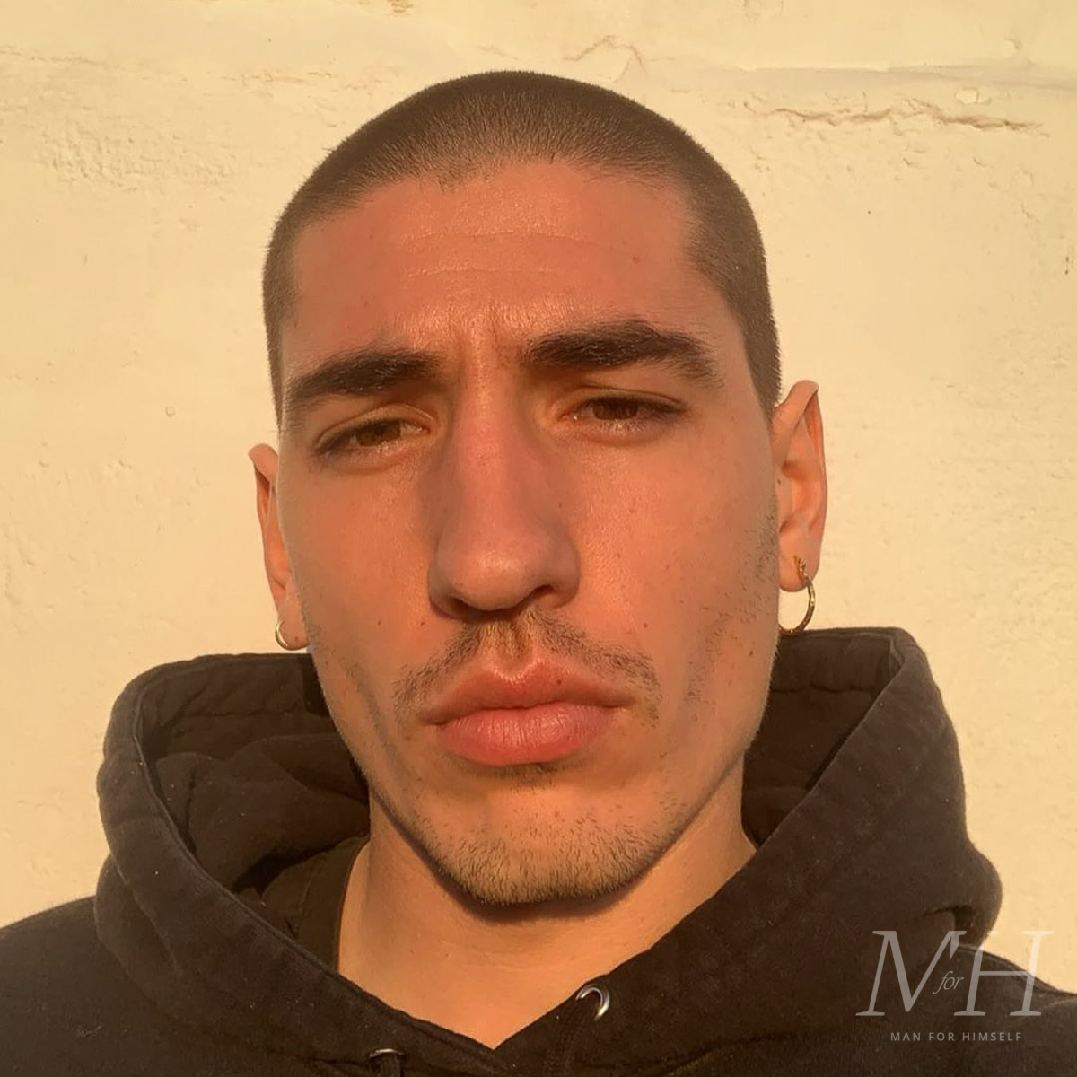 hector-bellerin-hair-shaved-head-lockdown-2020-buzzcut-man-for-himself