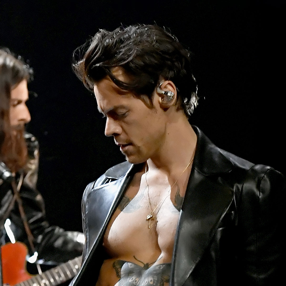 harry-styles-grammy-awards-2021-hairstyle-man-for-himself