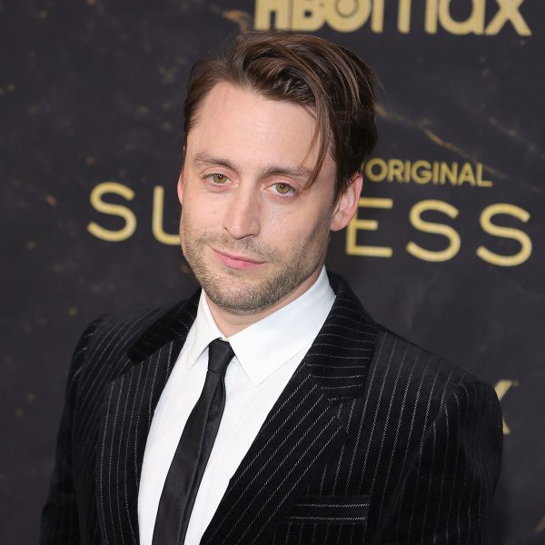 kieran-culkin-short-cut-with-long-straight-fringe-mens-hairstyles-man-for-himself-ft