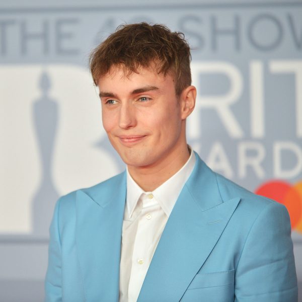 sam-fender-messy-caesar-cut-mens-hairstyle-man-for-himself-ft