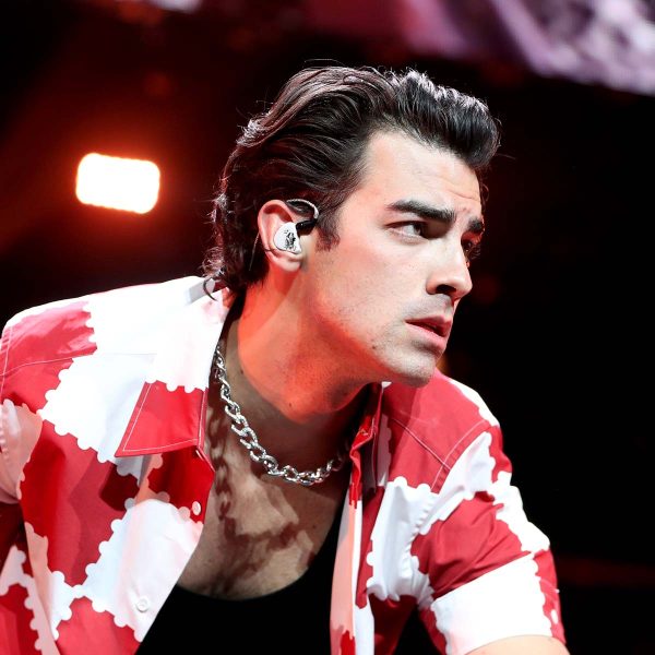 joe-jonas-medium-length-hair-swept-back-mens-hairstyles-man-for-himself-ft