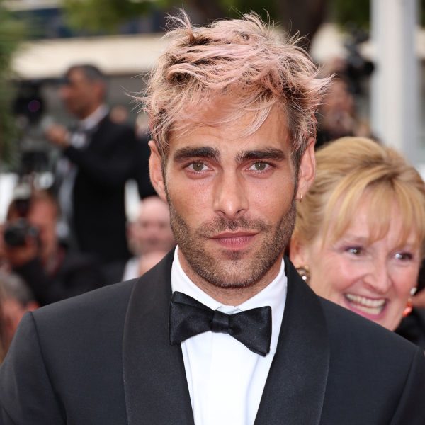 jon-kortajarena-textured-dyed-blonde-hair-hairstyle-haircut-man-for-himself-ft.jpg