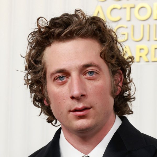jeremy-allen-white-medium-length-tousled-curly-hairstyle-haircut-man-for-himself-ft.jpg