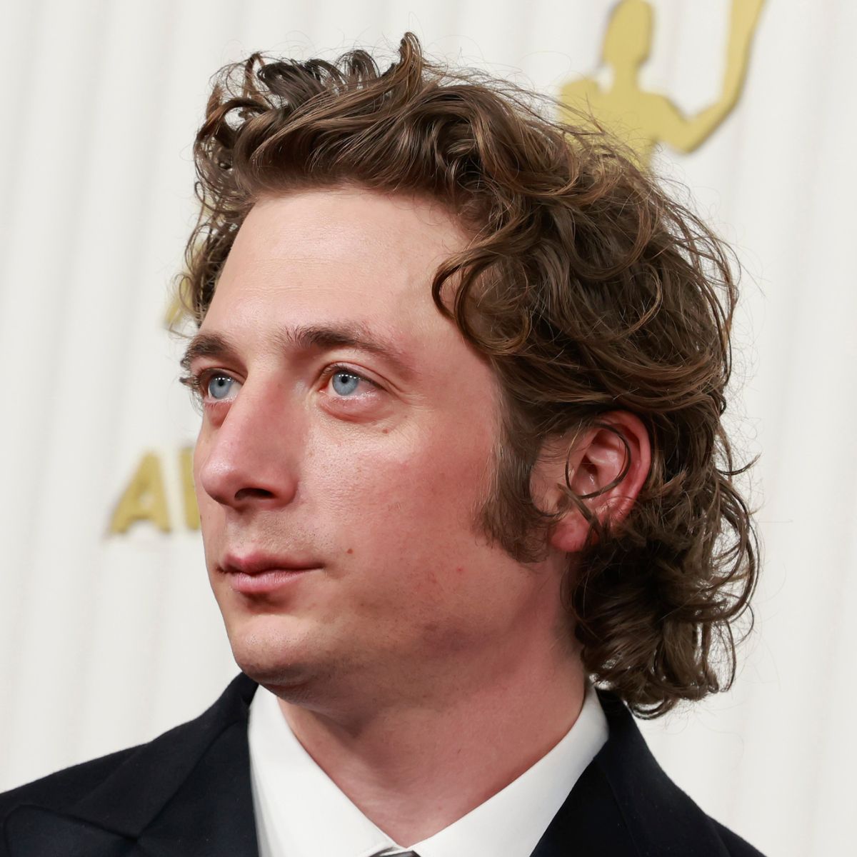 jeremy-allen-white-medium-length-tousled-curly-hairstyle-haircut-man-for-himself-1.jpg