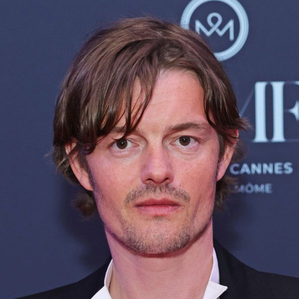 sam-riley-medium-length-hair-with-centre-part-hairstyle-haircut-man-for-himself-ft.jpg