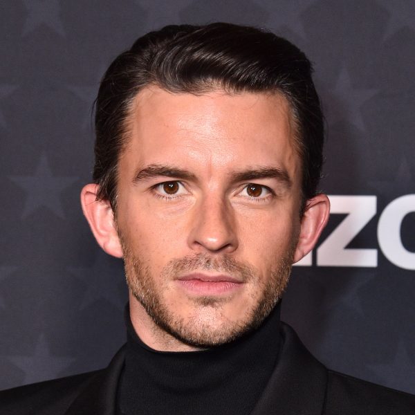 Jonathan Bailey: Softly Swept-Back Hairstyle