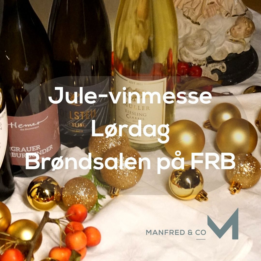 Billedet af vinflasker, julekugler, noget af en skulptur og orange bær på et hvidt stykke stof, med en tekst skrevet foran og Manfred & Co logo nede i venstre hjørne. I teksten står der: Jule-vinmesse, Lørdag, Brøndsalen på FRB