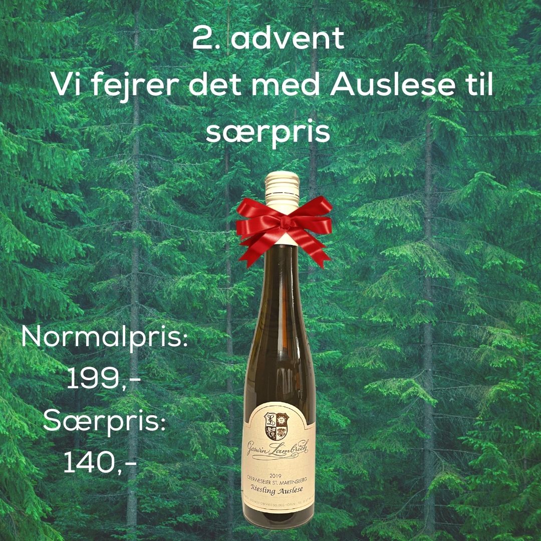 Billedet af 2. adventstilbud. Baggrunden er en grøn nåleskov, i forgrunden står der en flaske Riesling Auslese fra 2019 af vingården Goswin Lambrich i Mitthelrhein i Tyskland, med skrift ovenover og til venstre for flasken. I teksten øverst står der: 2. advent, Vi fejrer det med Auslese til særpris. I teksten til venstre står der: Normalpris: 199,- Særpris: 140,-