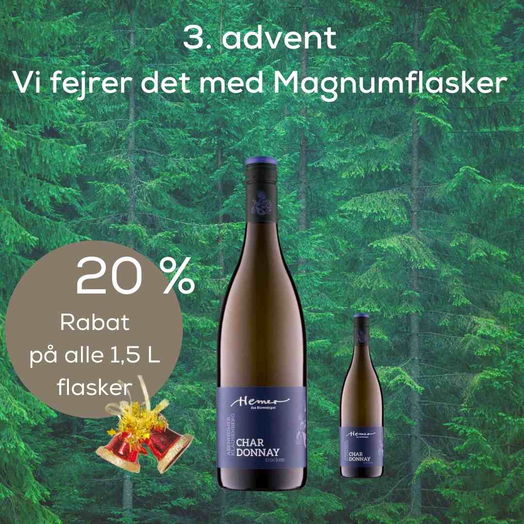 Billedet af 3. adventstilbud. Baggrunden er en grøn nåleskov, i forgrunden står der to flasker Chardonnay fra vingården Hemer i Rheinhessen i Tyskland, med skrift ovenover og til venstre for flaskerne. Flasken, der står til venstre er større end flasken til højre. I teksten øverst står der: 3. advent, Vi fejrer det med Magnumflasker. I teksten til venstre, der står skrevet ovenpå en brun cirkel, står der: 20 %, Rabat på alle 1,5 L flasker. Der er også to røde og gule juleklokker under skriften.