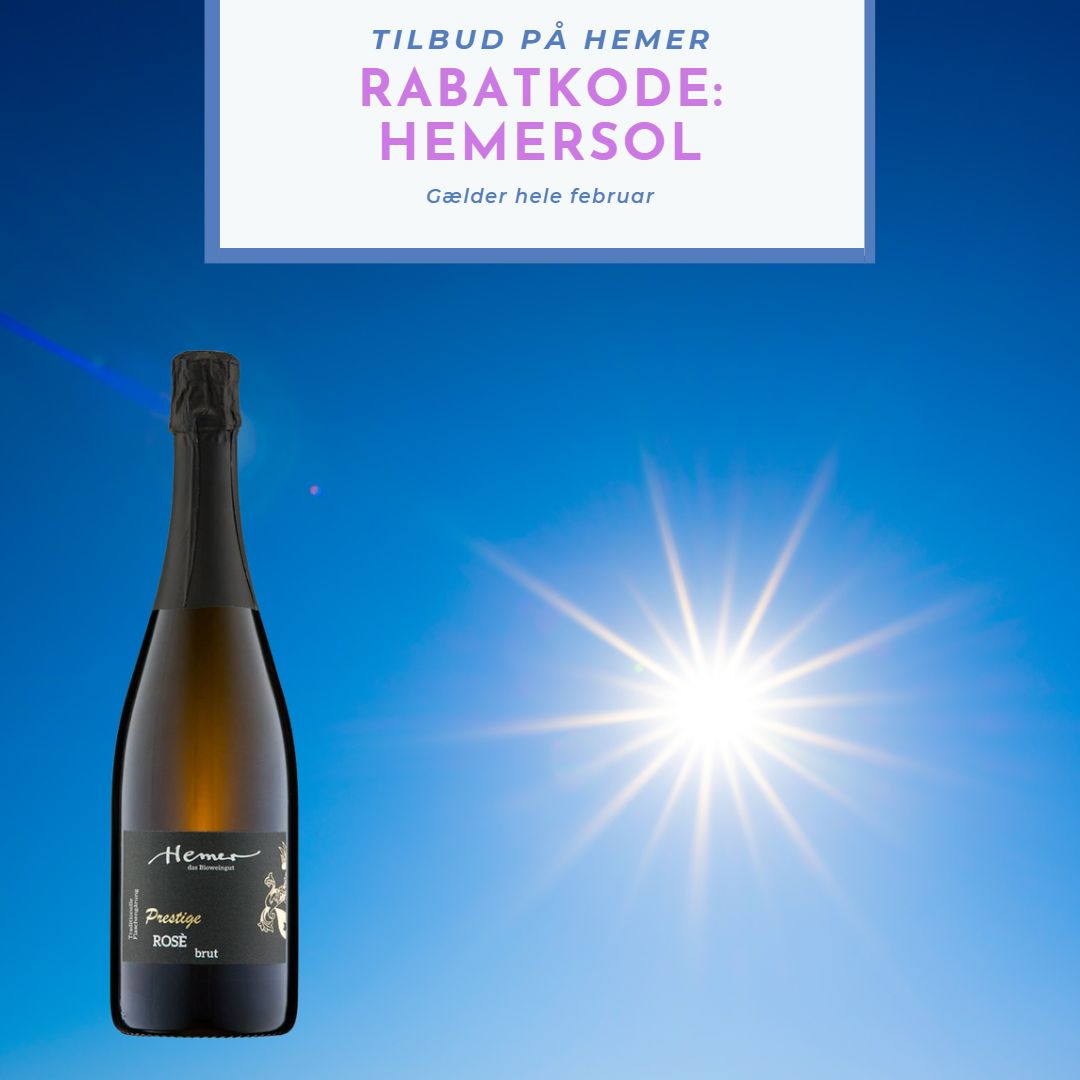 Billedet af rabatkode. I baggrunden en blå himmel og sol. I venstre side af billedet ses en vinflaske: Rosé Prestige Brut fra tyske Das Bioweingut Hemer i Rheinhessen. I toppen af billedet står der: Tilbud på Hemer, Rabatkode: HEMERSOL, Tilbuddet gælder hele februar.