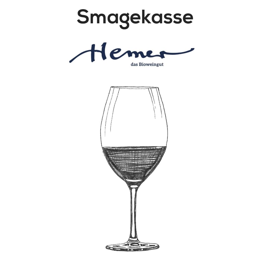 Hvid baggrund, øverst på billedet står der Smagekasse, nedenunder Hemer - das Bioweingut og under det står et tegnet vinglas med vin i.