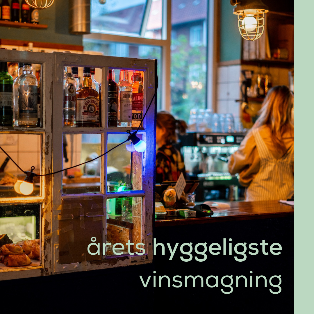 Billede af caféen Rallys indenfor. Med skrift i bunden: "årets hyggeligste vinsmagning". I hele venstre side er der en tyk linje i farven pastelgrøn.