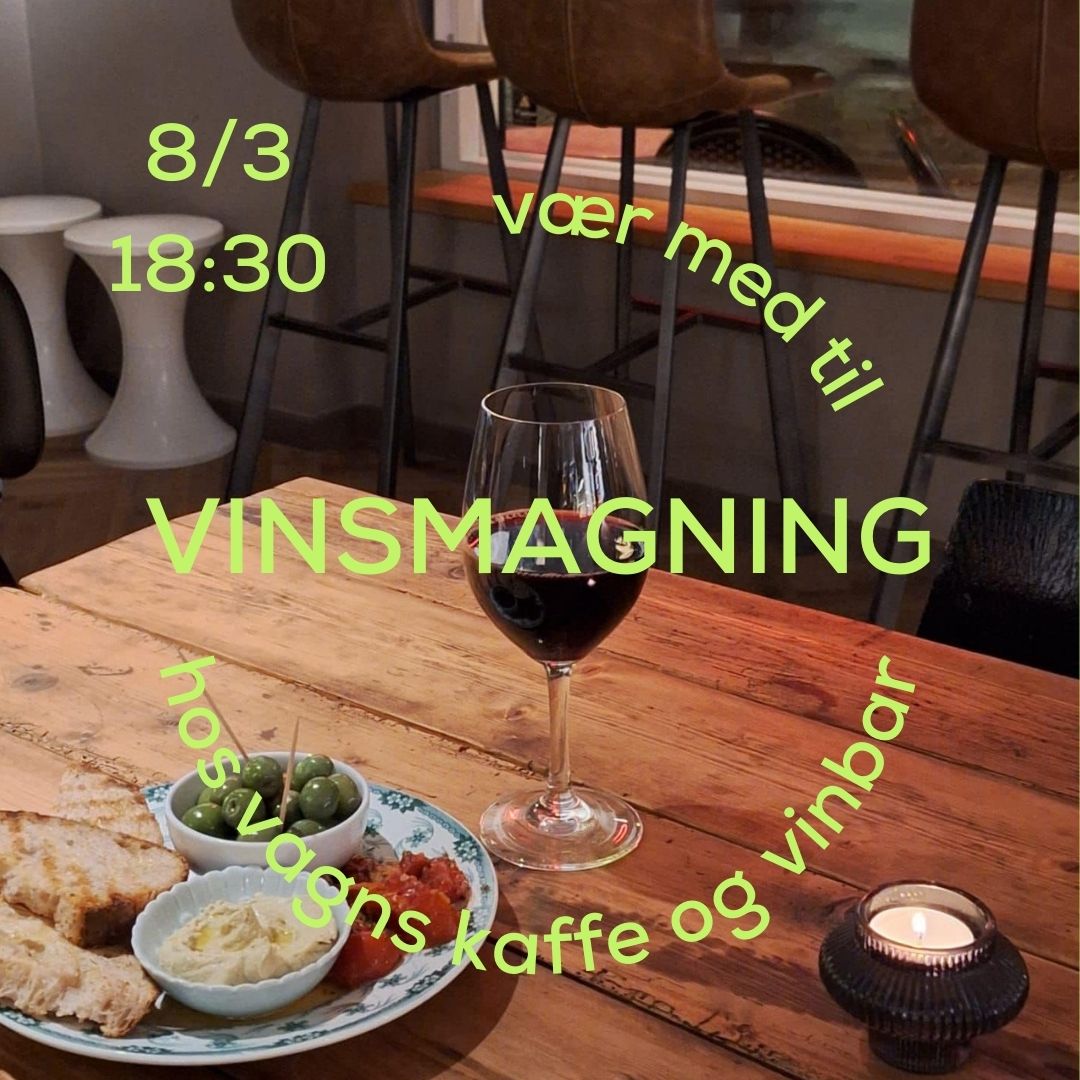 Billede af en vinsmagningsreklame. Der er et glas rødvin i midten af billedet på et træbord med tapas omkring. Der er barstole i baggrunden. Ovenpå billedet står der tekst i en cirkelform: Vær med til vinsmagning hos Vagns kaffe og vinbar. 8/3, 18:30.