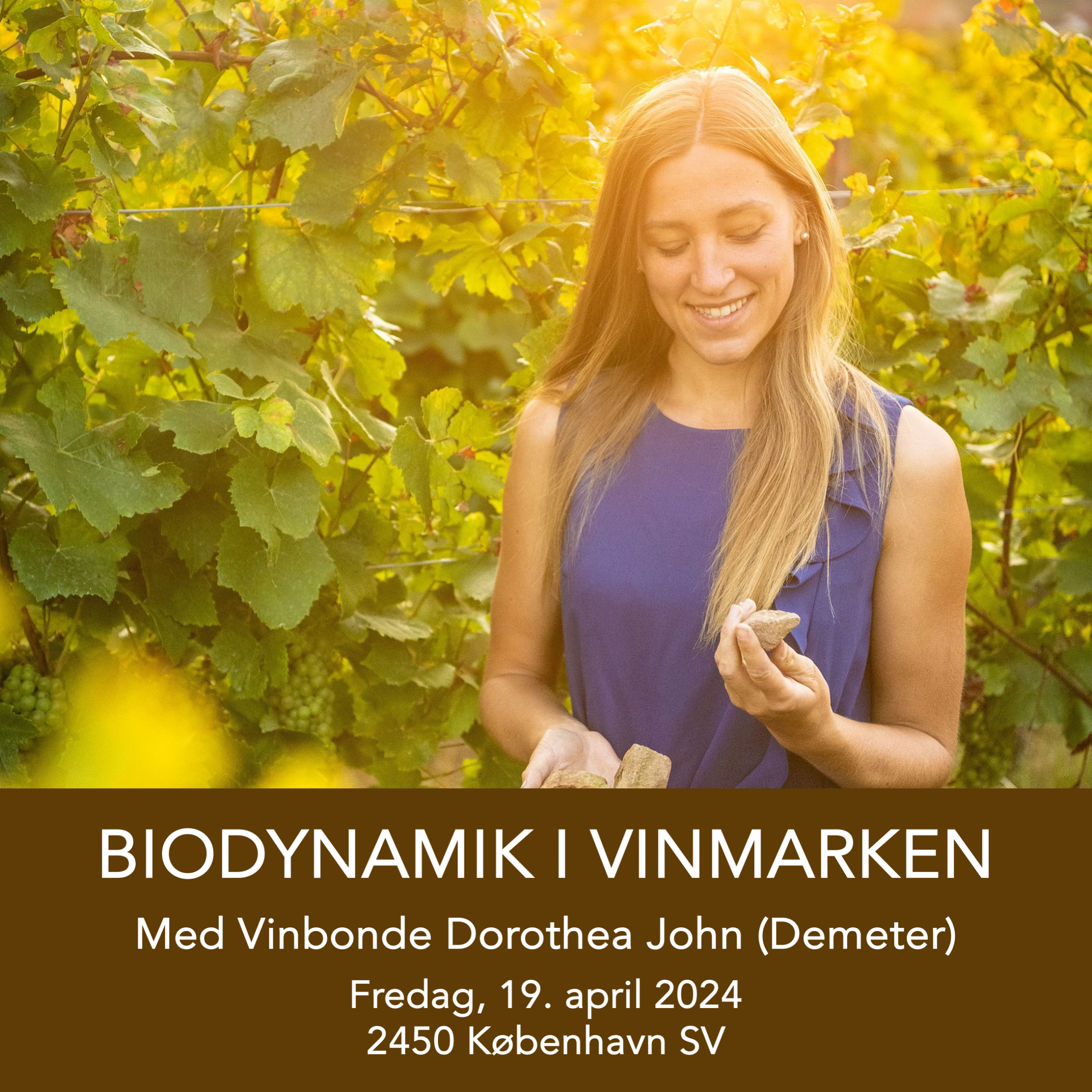 Information om vinsmagning. På billedet ses vinbonden Dorothea John. Nedenunder hende står der: Biodynamik i Vinmarken - Med Vinbonde Dorothea John (Demeter) Fredag, 19. april 2024 2450 København SV