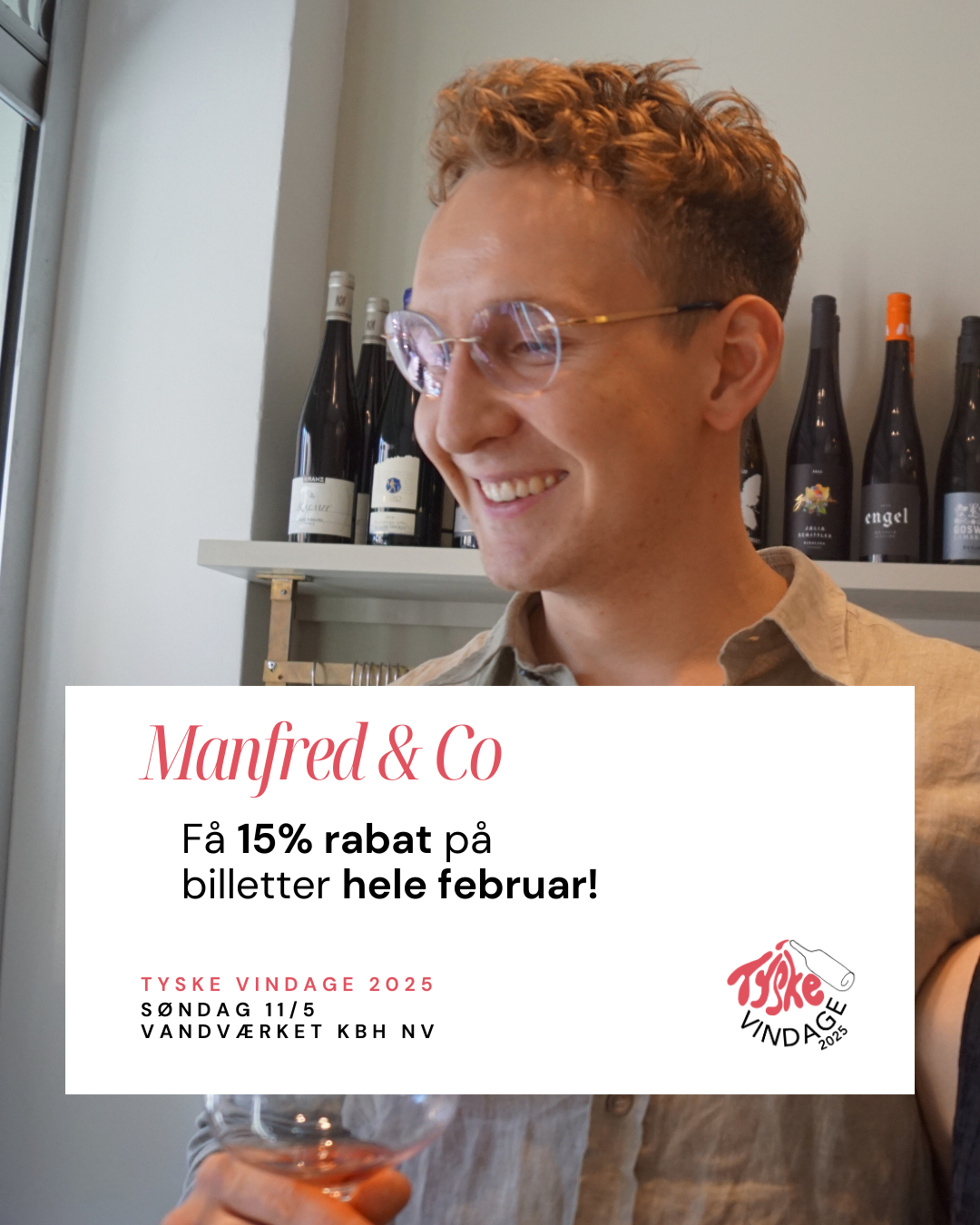 Manfred står i baggrunden med et glas vin. I forgrunden står der Manfred & Co Få 15% rabat på billetter til Tyske Vindage hele februar. Den 11. maj 2025 på Vandværket i København NV.