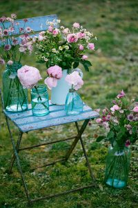 Pink & turquoise flower photography by Marianne Taylor (flowers by Fairynuffflowers). Click through to see more.