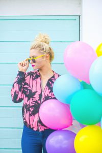 Colourful Cornwall lifestyle photography with Lucie Rose Donlan by Marianne Taylor. Click through for more!