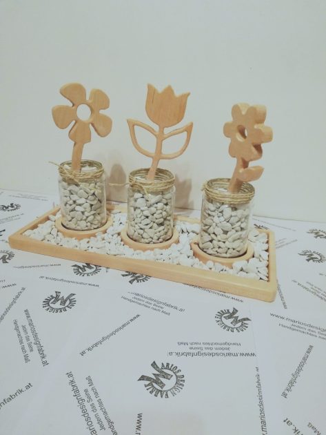 Dekoteller gefüllt mit Zierkiesel 3 Gläser mit Blumen aus Holz Buche oder Zirbe