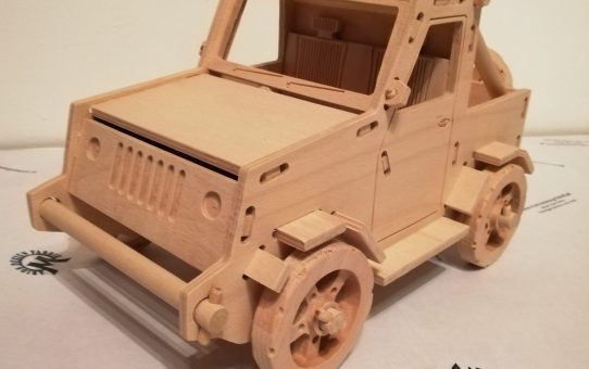 Fahrzeug Spielzeug aus Holz Design Jeep Wrangler Set mit Anhänger