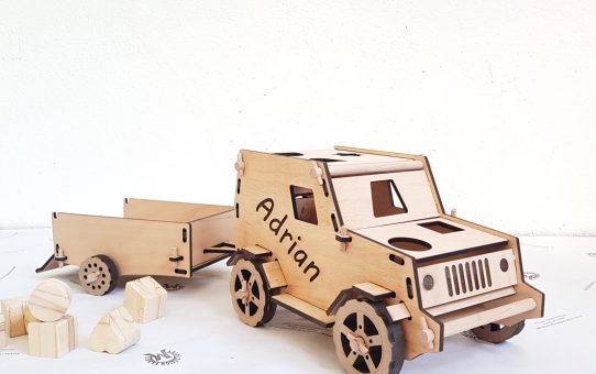 Motorikspiel für Kleinkinder Design Fahrzeug Jeep mit Anhänger und Zubehör aus Holz Buche