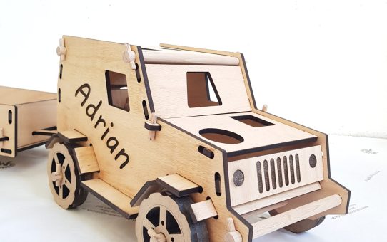 Motorikspiel für Kleinkinder Design Fahrzeug Jeep mit Zubehör aus Holz Buche