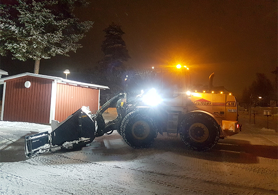 Snöröjning med traktor i Umeå