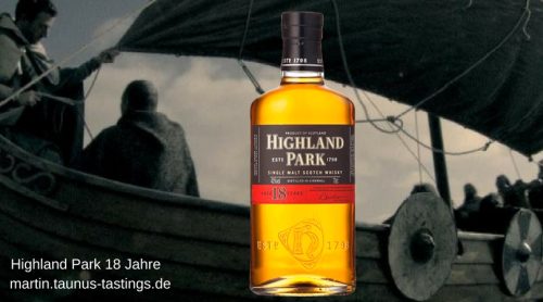 Eine Flasche Highland Park 18 Jahre - im Hintergrund ein  Wikingerschiff