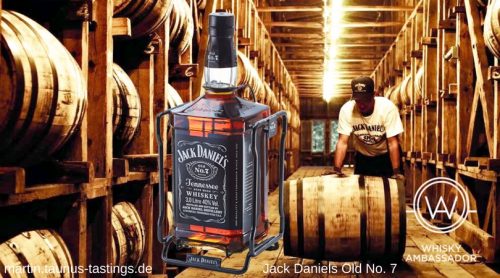 Eine Flasche Jack Daniel´s Old No. 7, im Hintergrund ein Whiskey-Warehouse